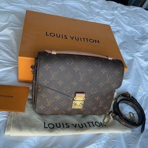 LOUIS VUITTON Pochette Métis monogram leather